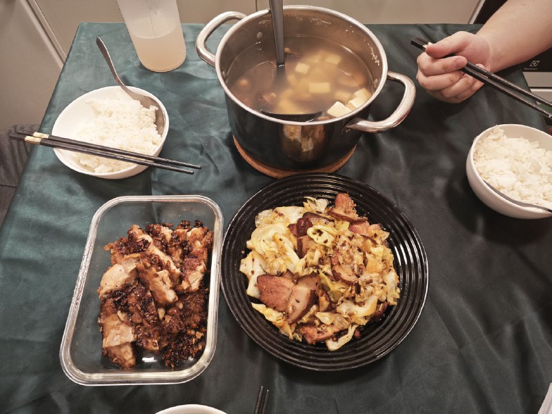 今日聚餐&&桌游（没拍）今晚三麻牌运出奇好，每次立直必一发自摸，必中三里宝