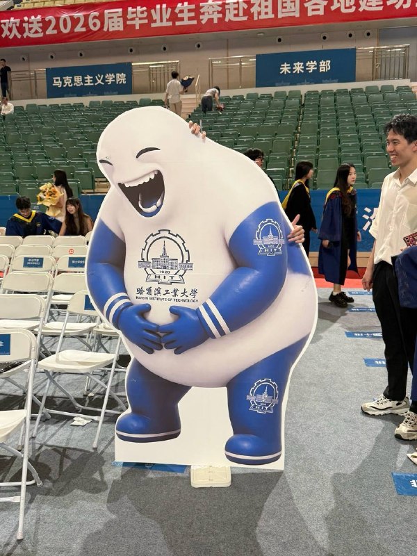 近日，经发现，某同学未经授权擅自制作并传播、使用奶龙相关二次创作丑化形象立牌